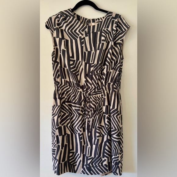 LOFT Dresses & Skirts - Ann Taylor Loft Geometric Print Shift Dress in Black/Cream Women’s Size Medium